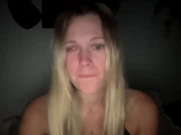 girl Singles & Couples Sex Cam with beachbabi