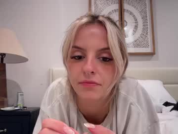 girl Singles & Couples Sex Cam with ashleypelosi